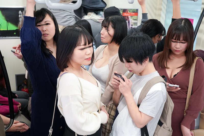 「おちんちん大きくさせてごめんね」小さいから大丈夫だろうと女性専用車両に一緒に入った甥っ子がおっぱいだらけの状況にフル勃起!慌てた叔母さんがこっそり抜いてくれました