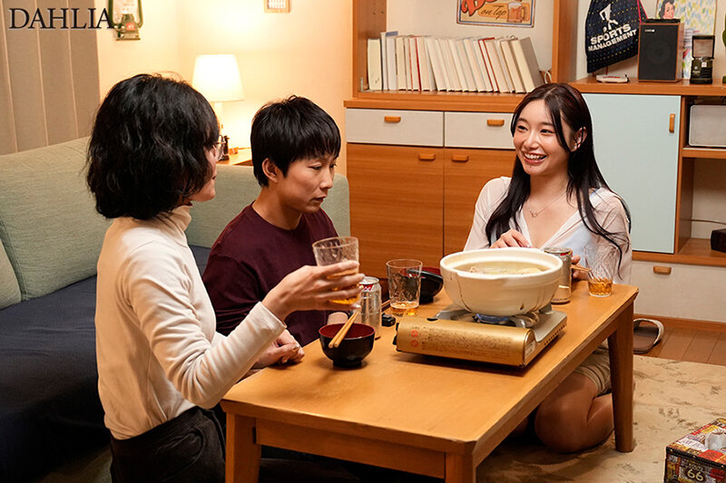 妻の居ない週末、妻の親友の誘惑に負けて、舌を絡ませ跨りイキ狂う腰遣いに何度も、何度も、中出しをしてしまったボク。 三葉ちはる