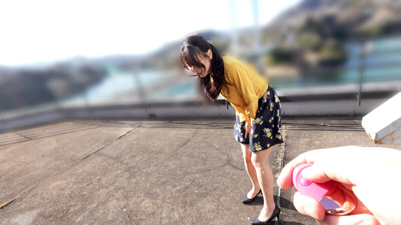 奥様プレバトリモバイ 刺激が欲しい人妻が赤面イキ連発 まんねりに悩む五芭さんをベロチューと猥褻リモバイで連れ回し悶絶失禁させたところ… 五芭