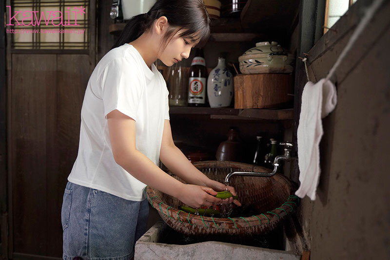 森林の恵みを感じ、豊かな自然に育まれた、汚れなき子は、実は濃厚おじさんとエッチがしたい！ 山梨県の過疎地で、お爺ちゃんと2人暮らしの女の子AVデビュー 柊みおり