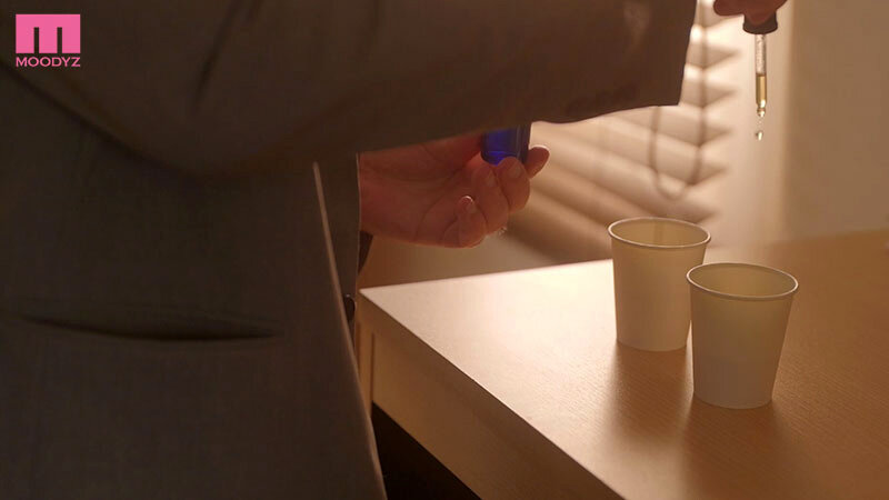 唾液と体臭が超～クサイ大嫌いなオヤジ上司のスメハラ被害にあった私が媚薬漬けでどこでも唾液ほしがるメスに改造された話 美園和花