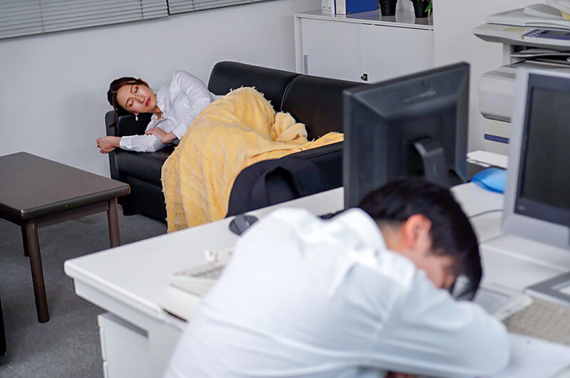 終電を逃した憧れの女上司と…におう蒸れたアソコを互いに舐め合い我慢できずにヌルっと挿入 背徳の居残りオフィスで残務処理 小谷舞花