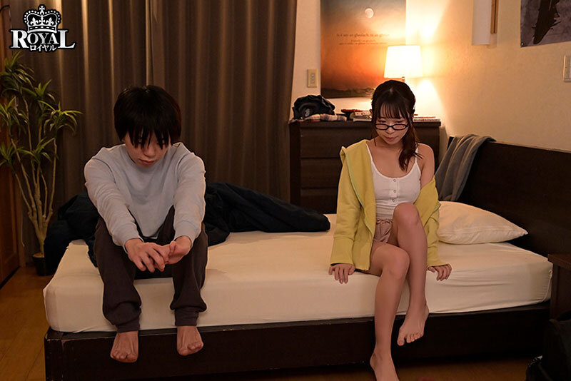 僕の姉は地味で控えめですが、眼鏡を外すと、絶世の美女で我慢できず迫ったら素股からの生挿入で初中出しをさせてくれました。 天羽りりか
