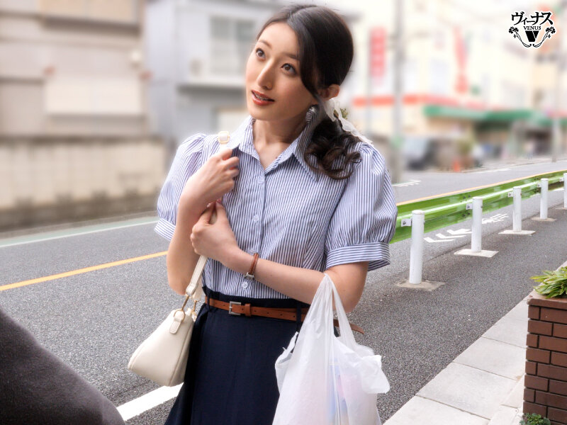 勉強と中出しを教えてくれる図書館で働く憧れの人妻司書 足立美緒