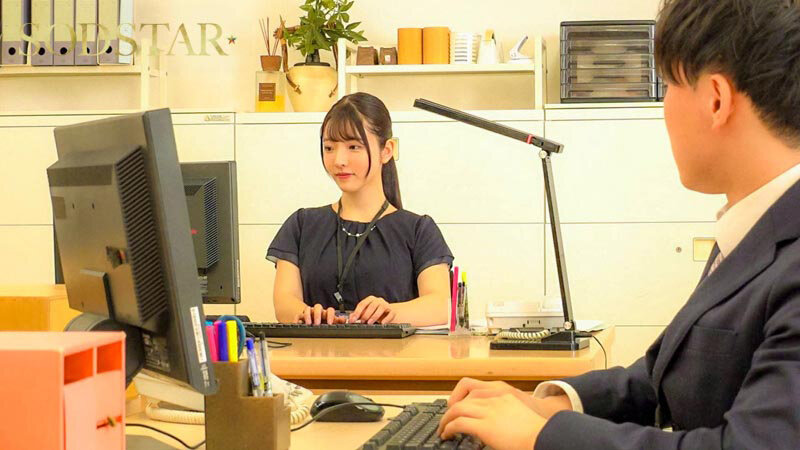 職場でもお構いなしにバレたらヤバい場所で涙目イラマ 年下部下を沼らせる喉奥性感帯のシゴデキ女主任 彩月七緒