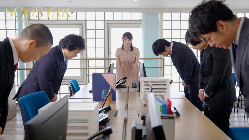 クールな外見で常にしごできオーラを放っている夏目部長 いざ下についてみるとポンコツ判明 仕事はぜんぶボクに丸投げだけど 残業後は飲みに連れてってくれ自宅で生マンまでさせてくれる とっても優しいクーデレ女上司 夏目響