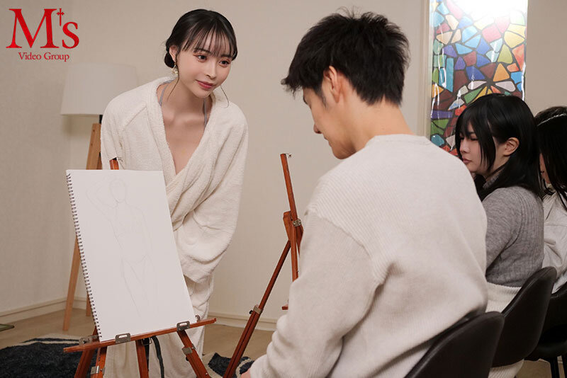 隣に彼女がいるのにデッサン中に僕にだけアソコを見せつけ微笑みかけてくるヌードモデルの露出狂お姉さん 真希いずみ