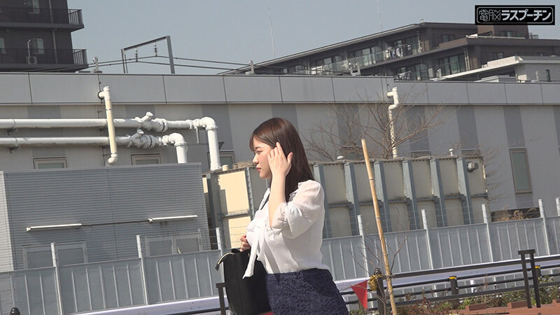 満員電車で吊り革にぶら下げられ両乳首同時開発のすえ無念の発情してしまった巨乳美女3 丸最レア