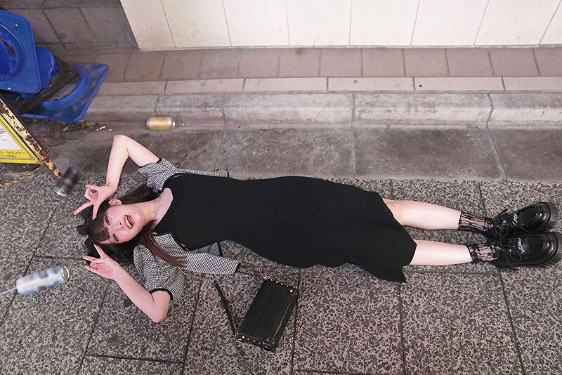 酔い潰れ寝転びギャルをお持ち帰り!@歌舞伎町 イラマ・スパンキング・首絞め へべれけ5P やよい (メスガキ31) 三葉やよい